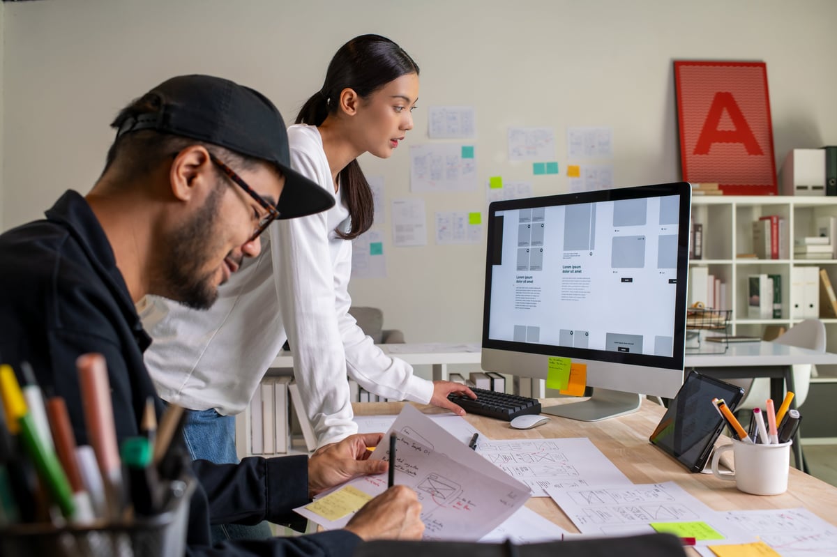 UX UI design team brainstorming
